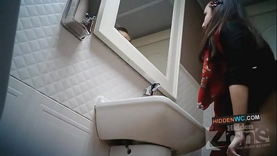 Imatge de la càmera oculta al lavabo de dones (1)
