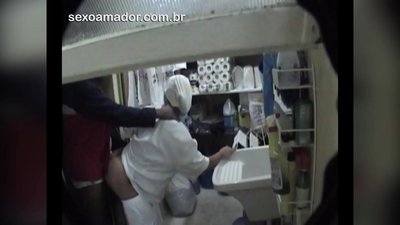 Motoboy té sexe amb una dona de neteja al restaurant entre els lliuraments