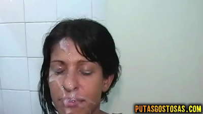 La jove morena va tenir sexe oral i anal abans de posar-se esperma a la cara