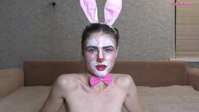 Sexy Bunny xucla suaument l'enorme polla de BFF