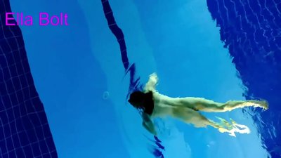 No puc parar de mirar-la, jove rossa presa nedant nua a la piscina del complex ELLA BOLT