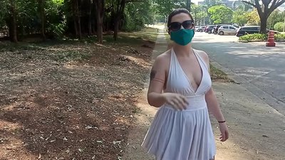 Nuesa pública: una noia de Rússia intenta treure la roba als carrers de Rio de Janeiro. Gairebé la van arrestar.