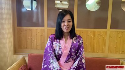 Una dona japonesa de 41 anys enganya el seu marit i els nois tenen sexe per diners. A la puta asiàtica li encanta el sexe pelut negre, els tatuatges i les mamades. masturbant-se gosset dret IFOM OSAKAPORN