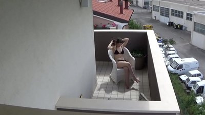 Espiant la meva jove companya d'habitació masturbant-se al balcó