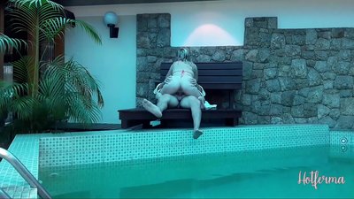 El cap convida la criada a la piscina, però no va poder resistir-se a una calor