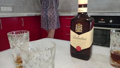 Sexe amb la dona borratxo d'un amic. Espero no deixar-la embarassada.