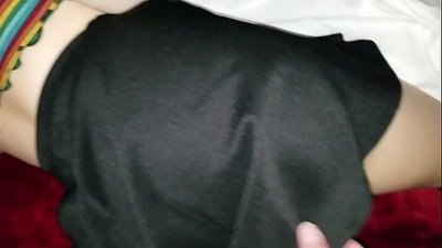 La germana d'escola verge adormida li fa el cul apretat amb els dits