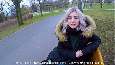 Empassa el semen calent d'un desconegut per diners: una mamada al parc d'Eva Elfie